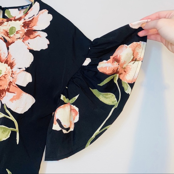 Keyhole Floral Top - Picture 2 of 3